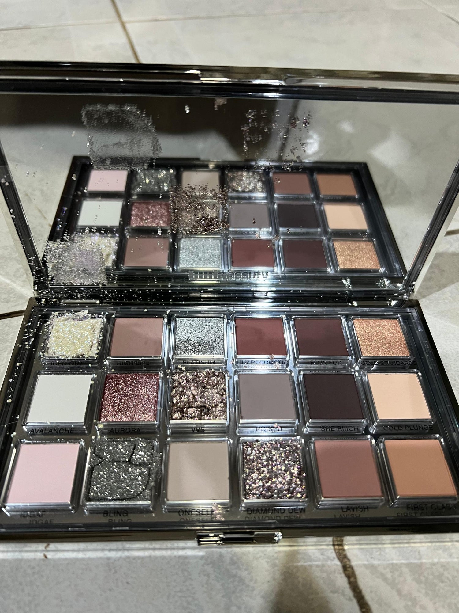[DEFECT ITEM] HUDA BEAUTY Icy Nude Eyeshadow Palette